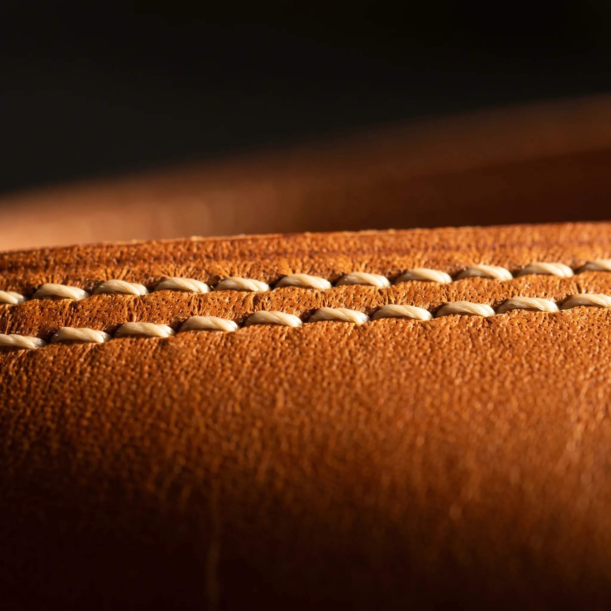 Detail einer Sattlernaht auf Leder